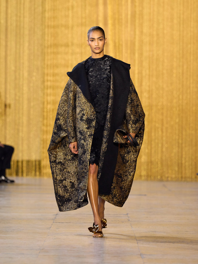 A tribute to Olga de Amaral in the Akris FW26 collection in Paris, defined by a dialogue between deep blacks, burgundy, and metallic gold accents
