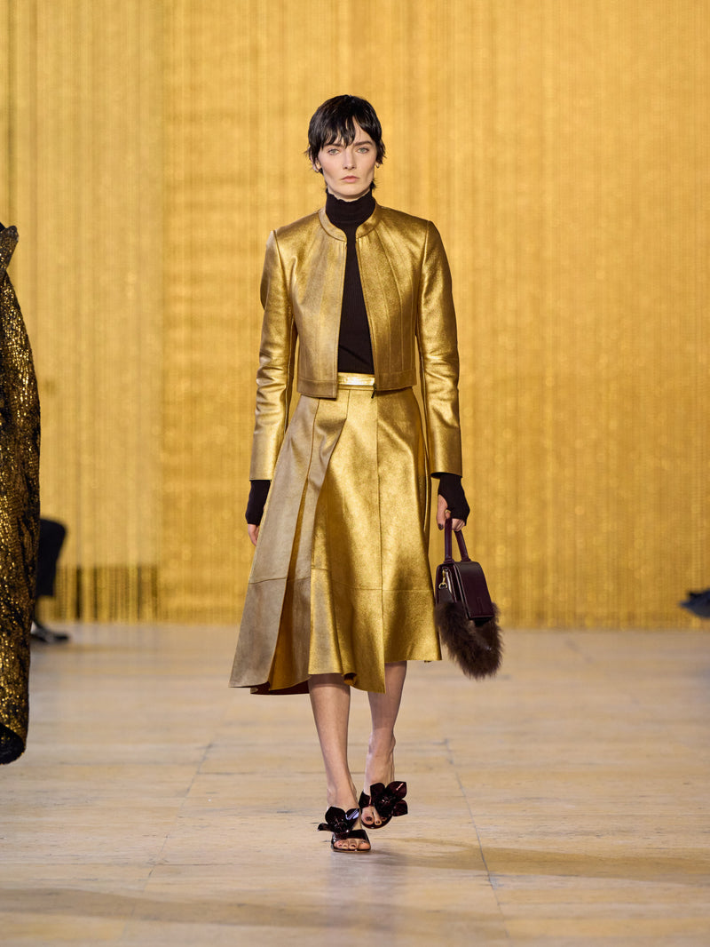 A tribute to Olga de Amaral in the Akris FW26 collection in Paris, defined by a dialogue between deep blacks, burgundy, and metallic gold accents