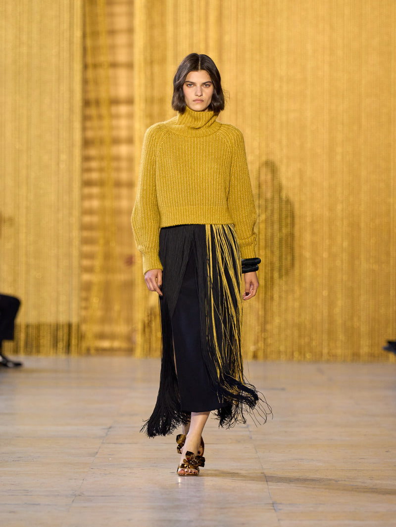 A tribute to Olga de Amaral in the Akris FW26 collection in Paris, defined by a dialogue between deep blacks, burgundy, and metallic gold accents