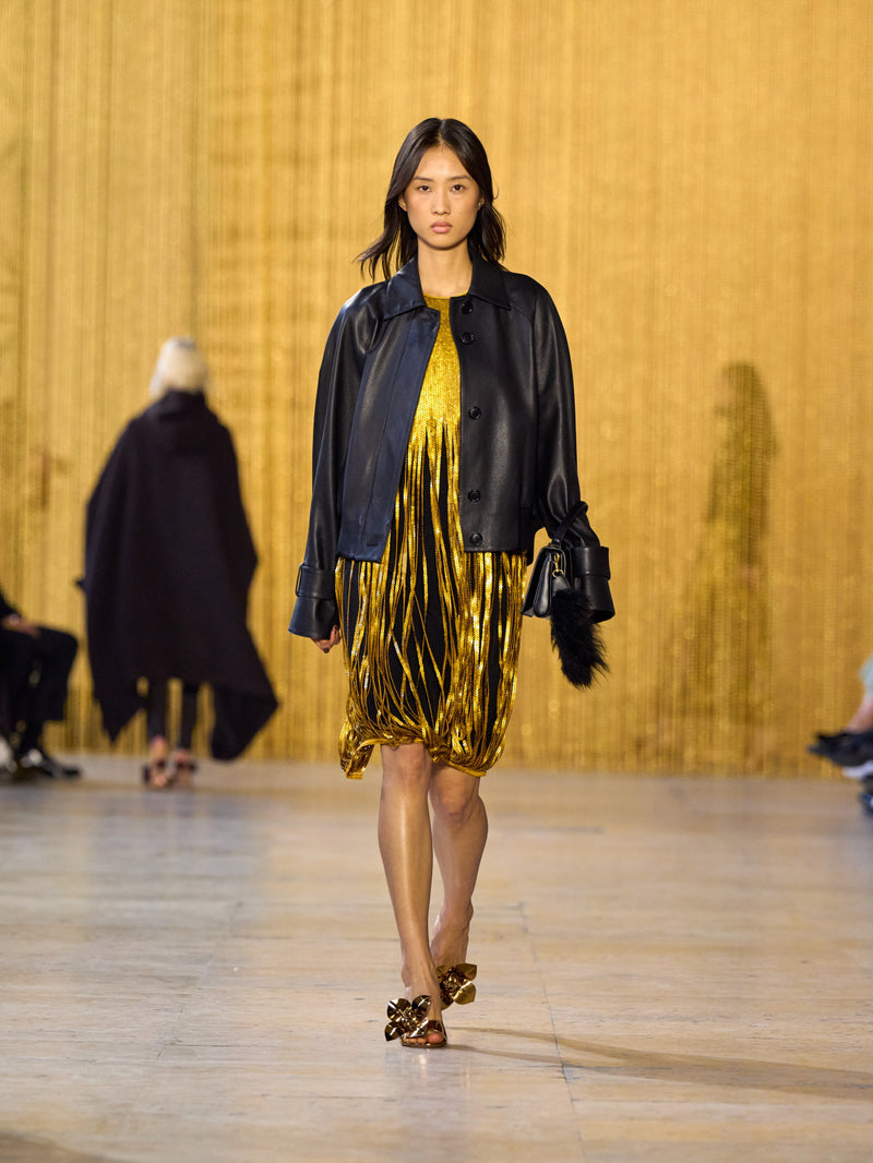 A tribute to Olga de Amaral in the Akris FW26 collection in Paris, defined by a dialogue between deep blacks, burgundy, and metallic gold accents