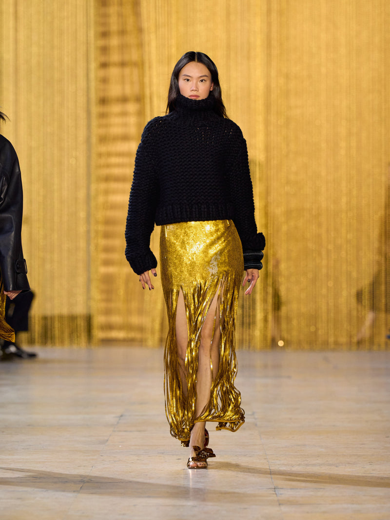 A tribute to Olga de Amaral in the Akris FW26 collection in Paris, defined by a dialogue between deep blacks, burgundy, and metallic gold accents