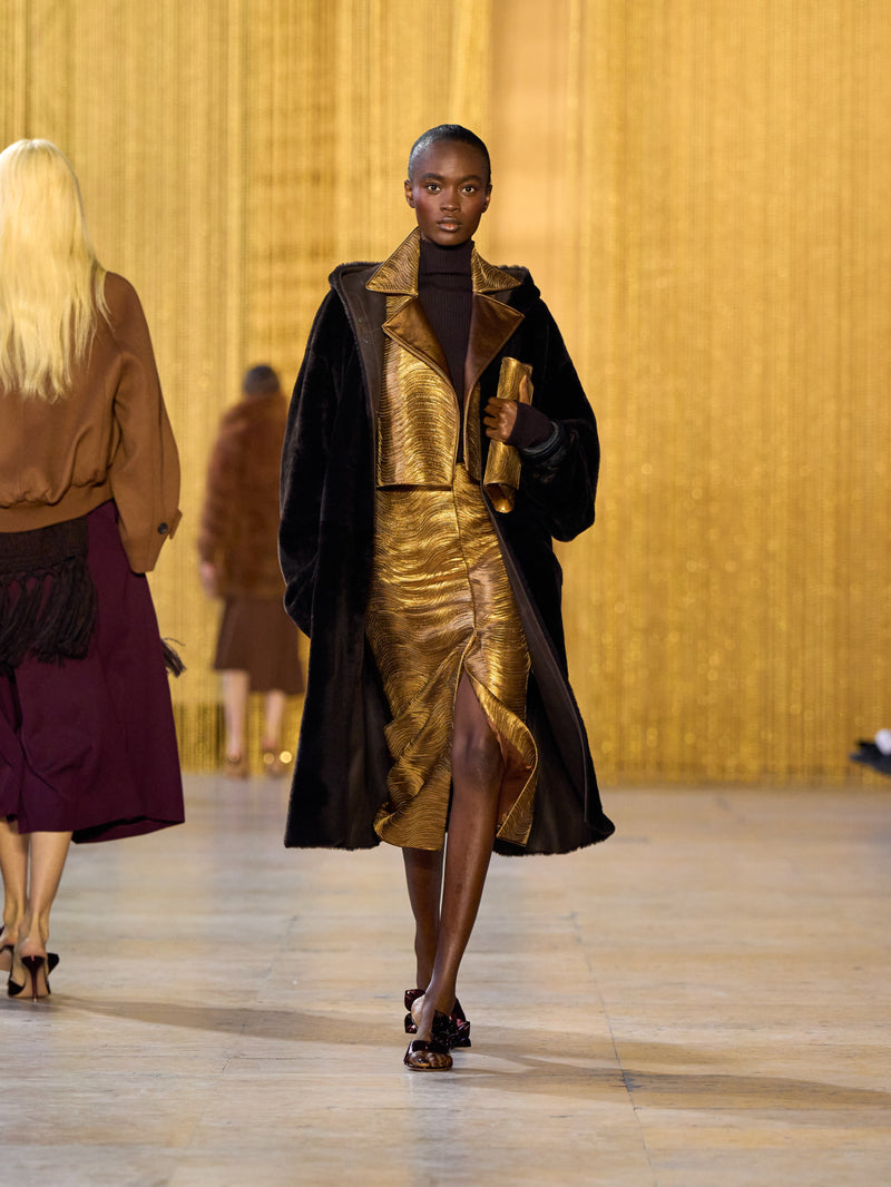 A tribute to Olga de Amaral in the Akris FW26 collection in Paris, defined by a dialogue between deep blacks, burgundy, and metallic gold accents
