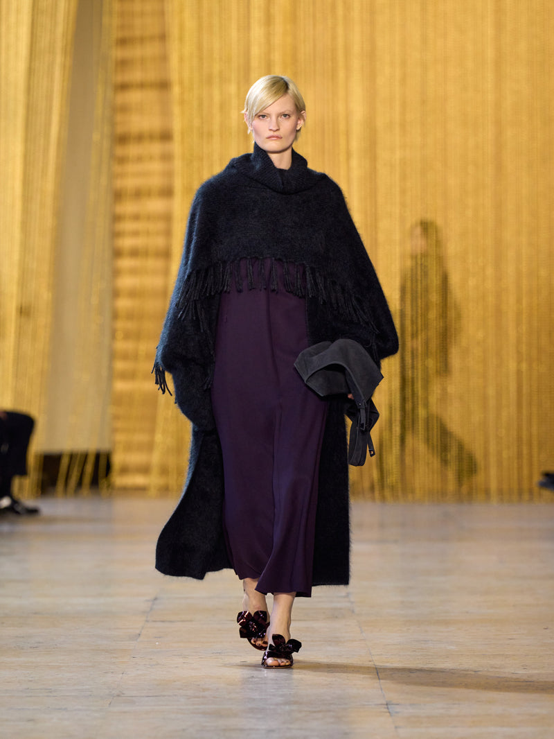 A tribute to Olga de Amaral in the Akris FW26 collection in Paris, defined by a dialogue between deep blacks, burgundy, and metallic gold accents