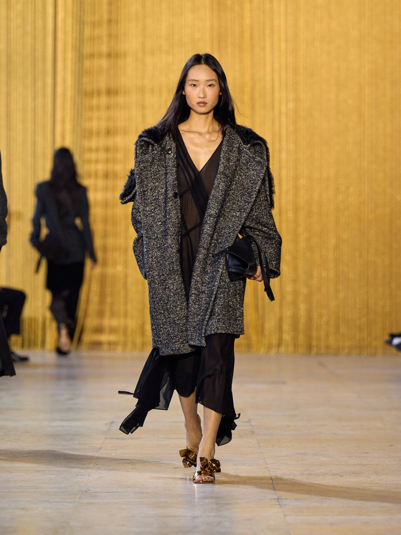 A tribute to Olga de Amaral in the Akris FW26 collection in Paris, defined by a dialogue between deep blacks, burgundy, and metallic gold accents