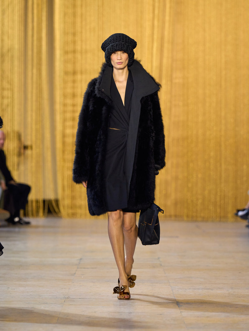 A tribute to Olga de Amaral in the Akris FW26 collection in Paris, defined by a dialogue between deep blacks, burgundy, and metallic gold accents