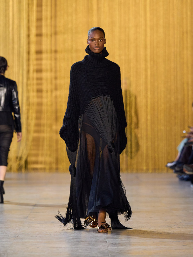 A tribute to Olga de Amaral in the Akris FW26 collection in Paris, defined by a dialogue between deep blacks, burgundy, and metallic gold accents