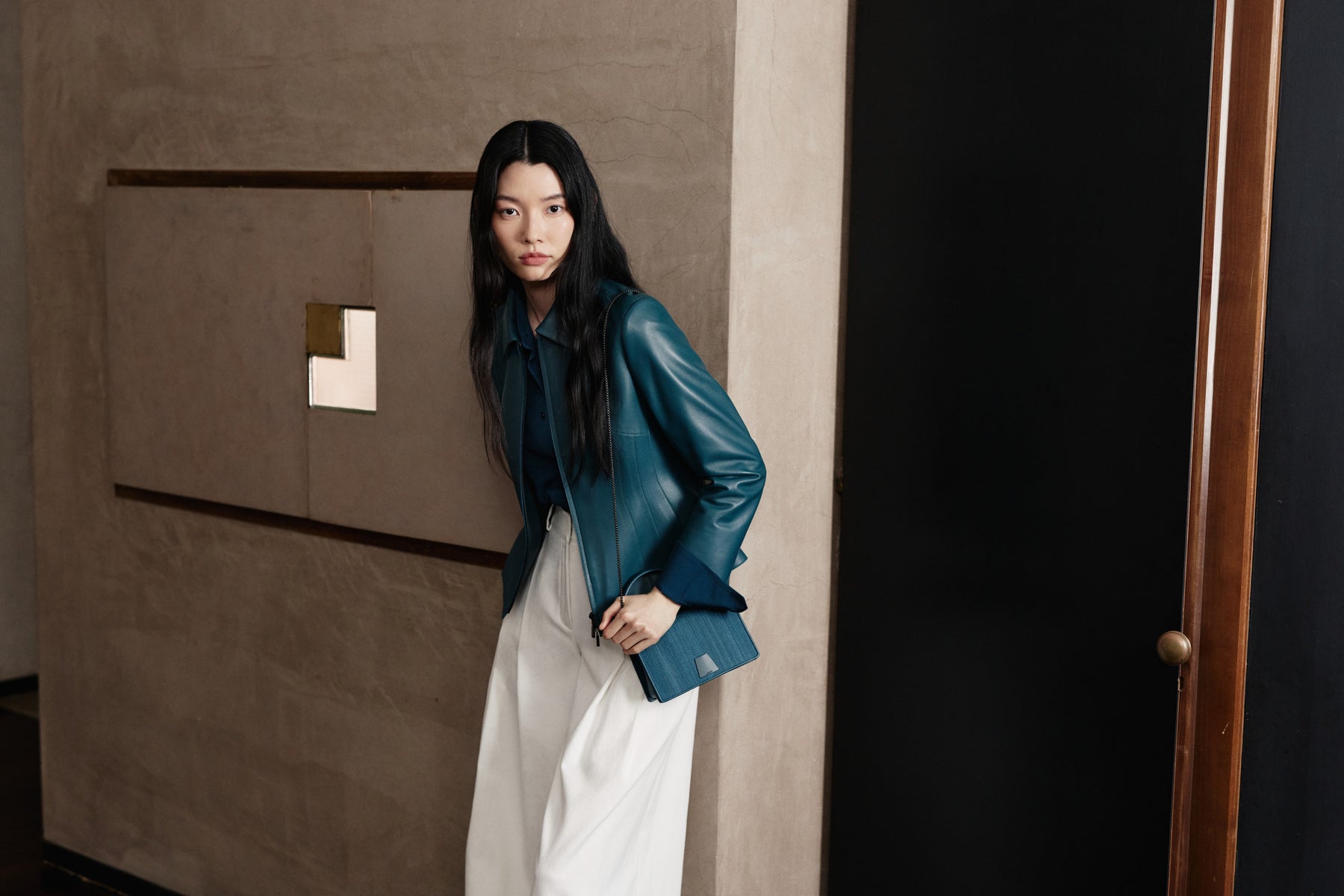 Ottanio defines the Akris Pre-Fall 2026 collection with a distinctive balance of deep blue and aquatic green tones.
Modern tailoring and luxurious textures showcase the signature Ottanio color story of Pre-Fall 2026.