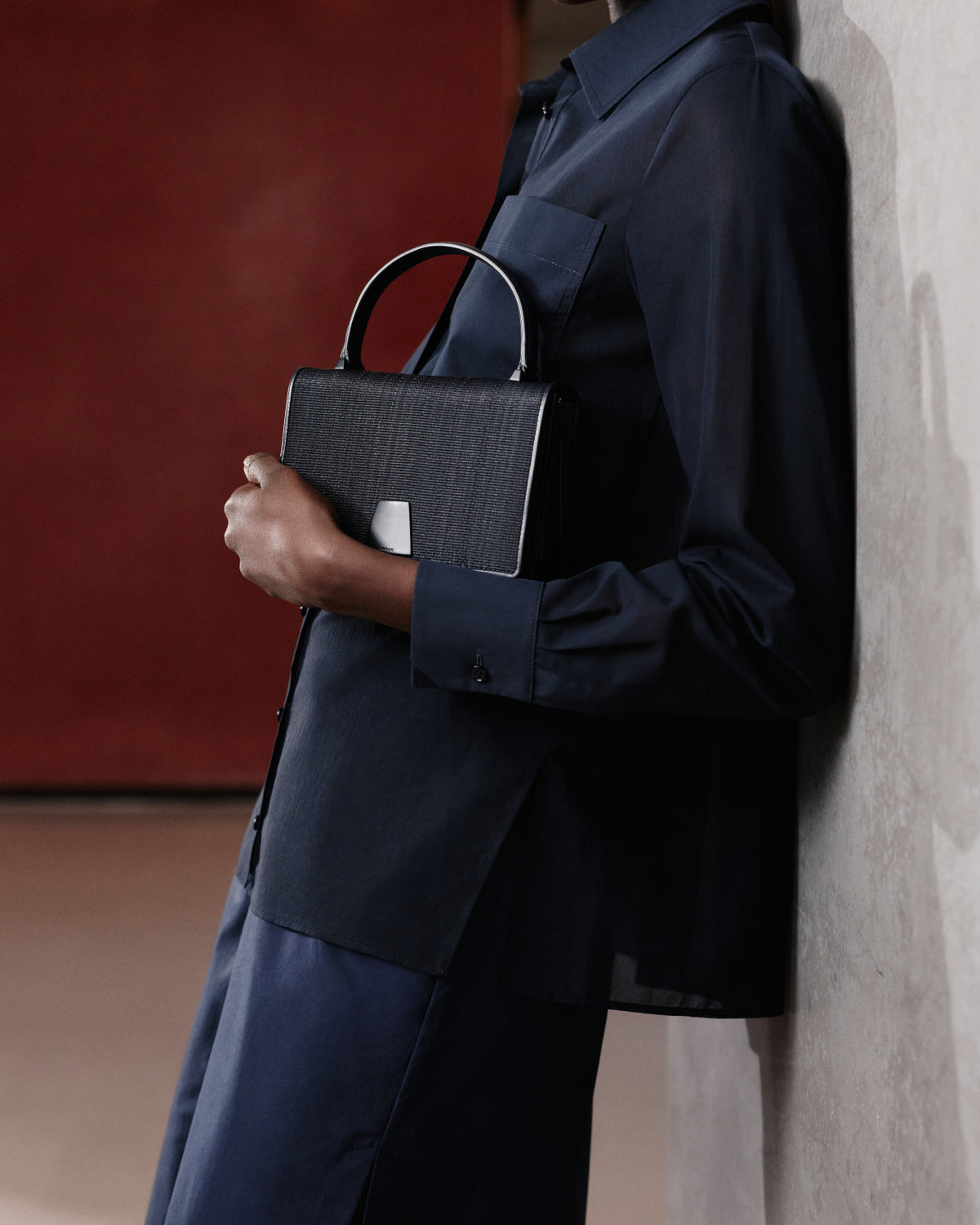 Discover the Alice Bag from Akris, where architectural lines, signature materials, and precise craftsmanship define timeless elegance. 