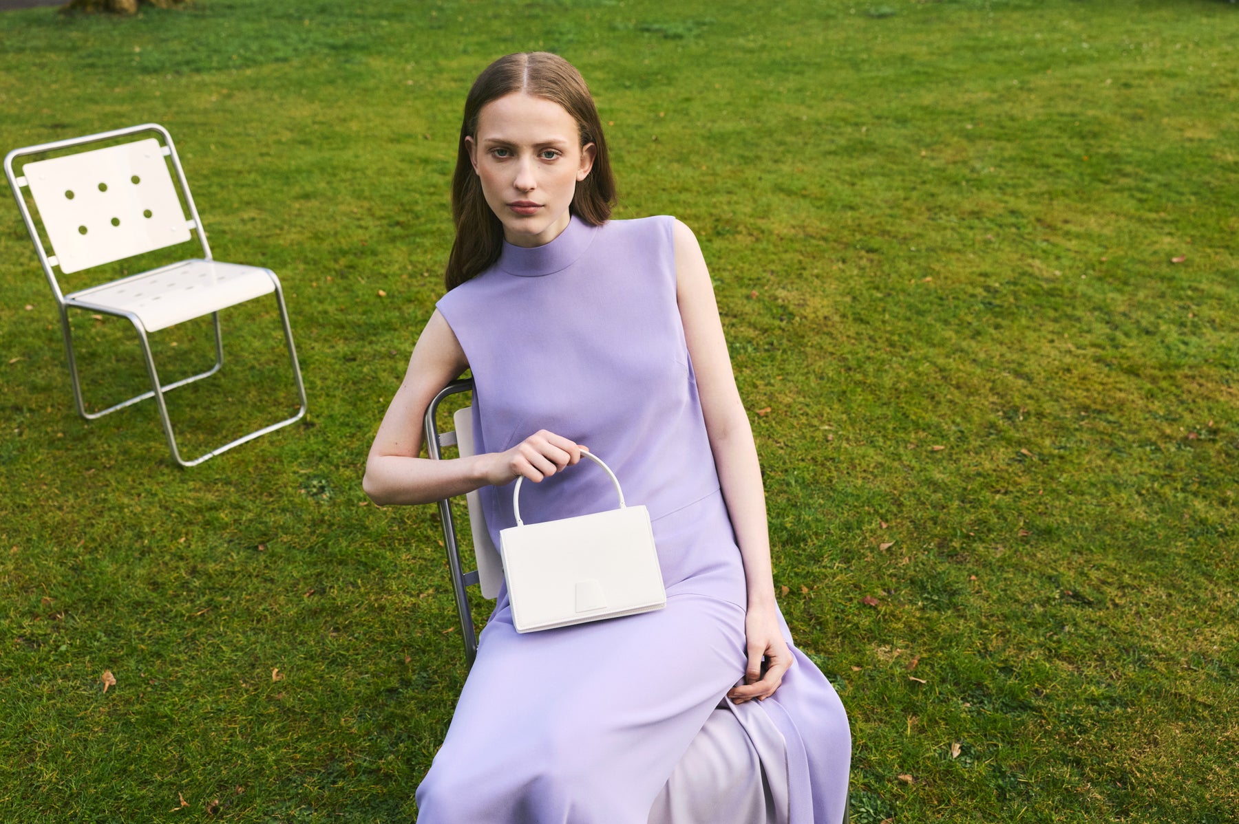 Malva dress from the Akris Pre-Fall 2026 collection with a flowing silhouette and understated luxury.
Women's Pre-Fall 2026 dress in Malva, combining modern tailoring, fluid movement, and timeless elegance.