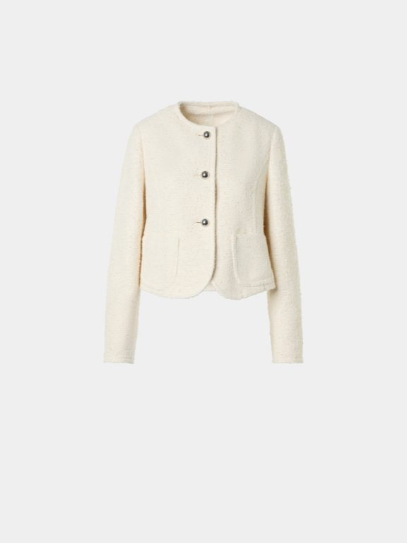 Sophisticated cream-colored bouclé cropped jacket with a round neck and timeless design. Features three contrasting dark metallic buttons and two elegant rounded patch pockets.
Richly textured fabric with a structured silhouette, ideal for a refined and professional wardrobe.