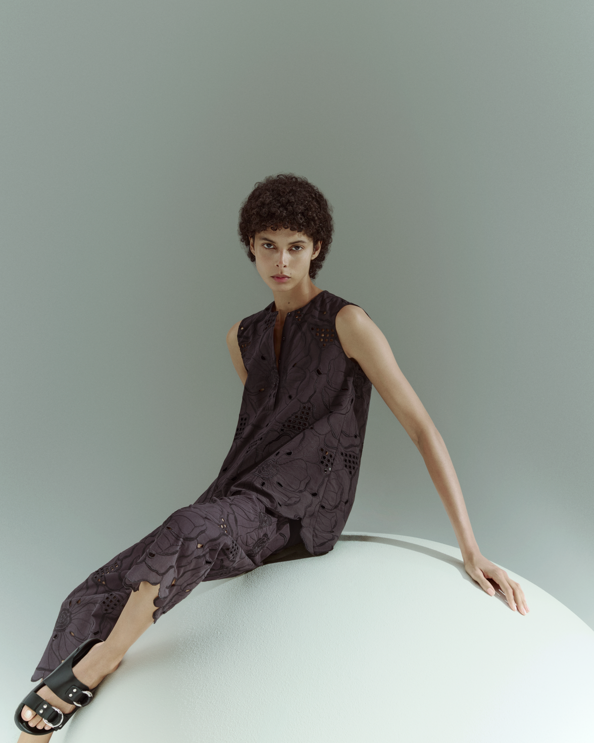 Discover the Akris punto Pre-Fall 2026 collection, where tone-on-tone dressing, fluid silhouettes, and precise craftsmanship define modern elegance.
