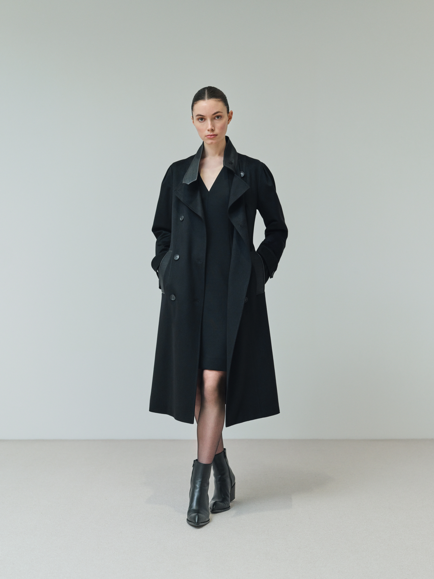 Designer Cashmere Coat with Horsehair Collar and Pocket - black 