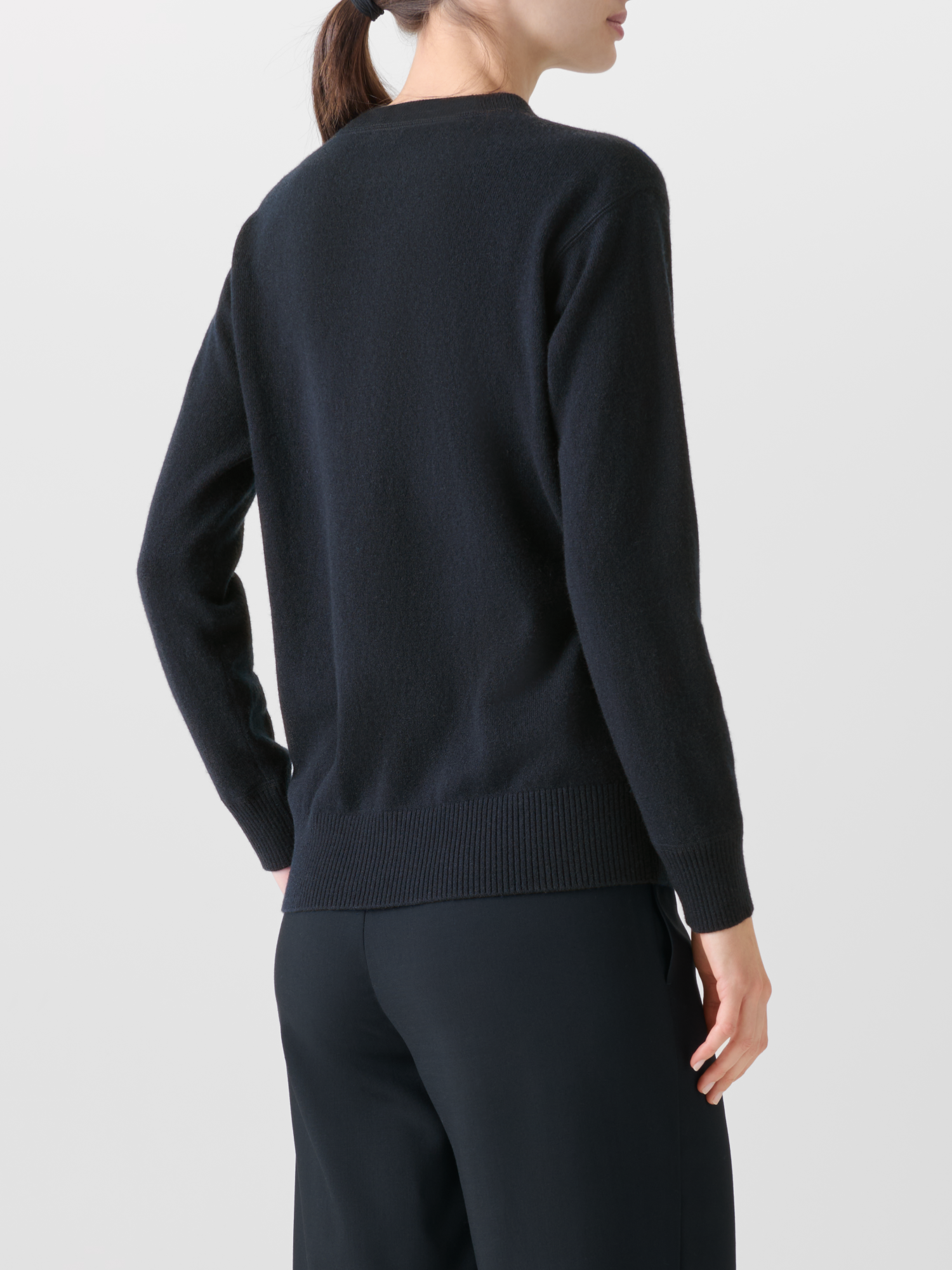 Designer Relaxed Sweater in Pure Cashmere - black - neutral