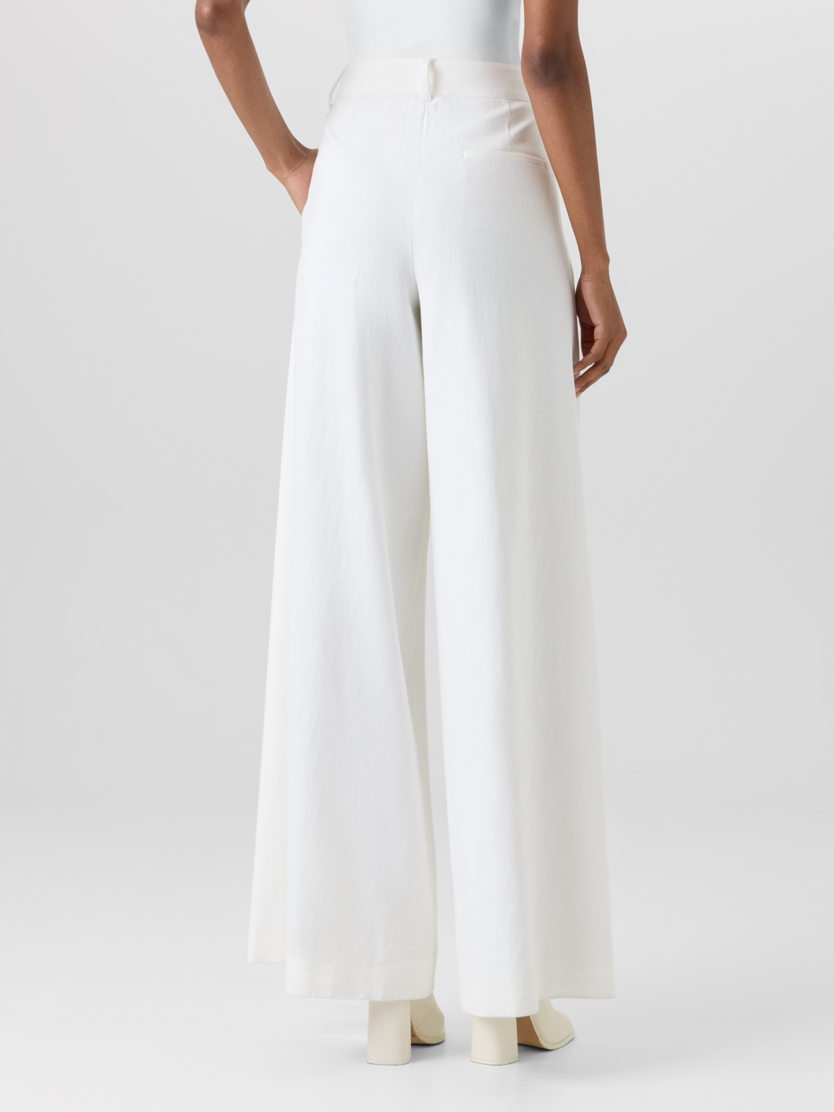 Designer Cassie Flared Wide-Leg Pants in Stretch-Cotton Denim - ecru #editorial
