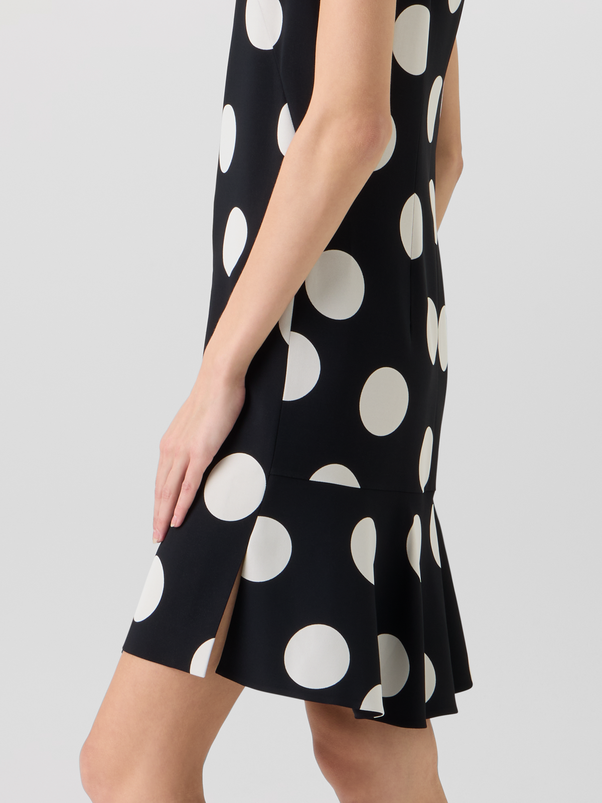 Designer Sleeveless Viscose-Stretch Crêpe Shift Dress - black #editorial