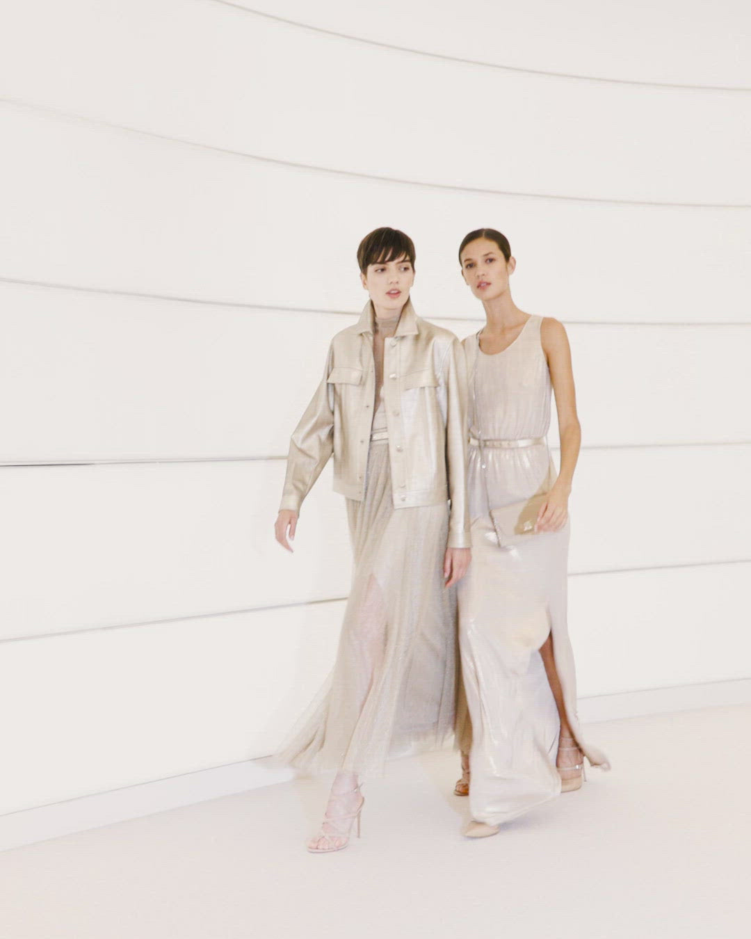 color:gold|gallery